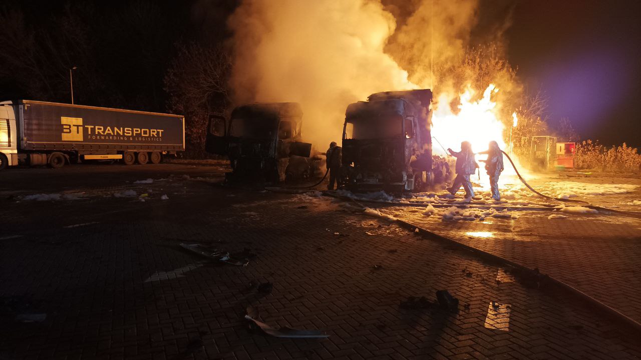 На выезде из Харькова - взрыв и крупный пожар на заправке (фото, видео)