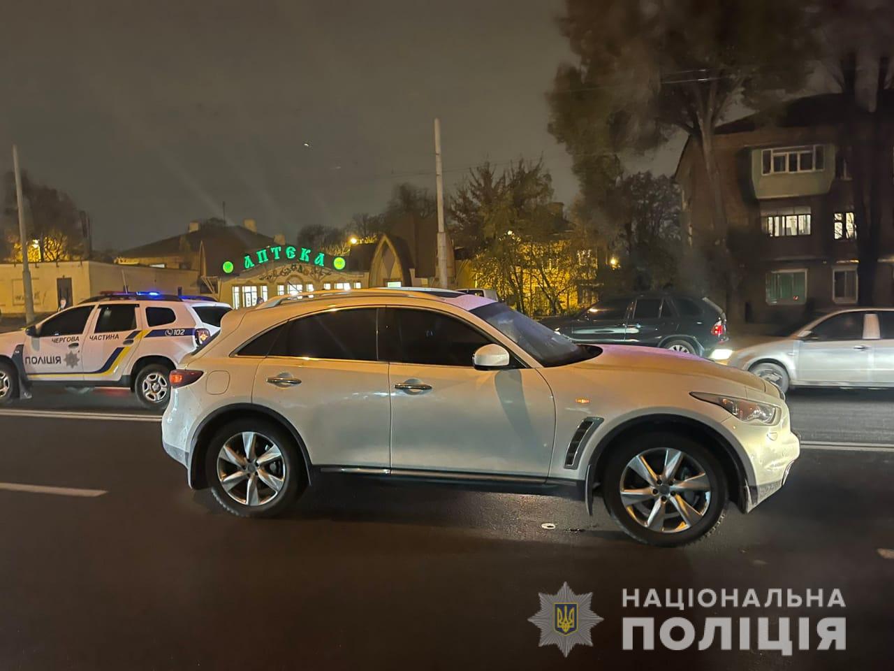 В Харькове Infiniti насмерть сбил женщину. Она шла по переходу (фото)