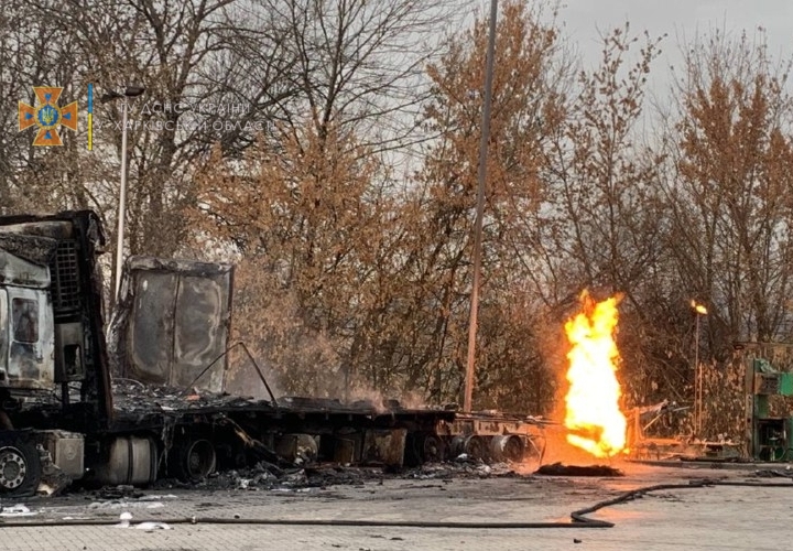 Взрыв на заправке под Харьковом: газ до сих пор горит