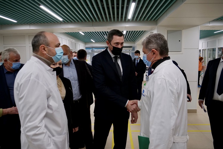 Центры вакцинации должны работать с 8 утра и по выходным - Минрегион