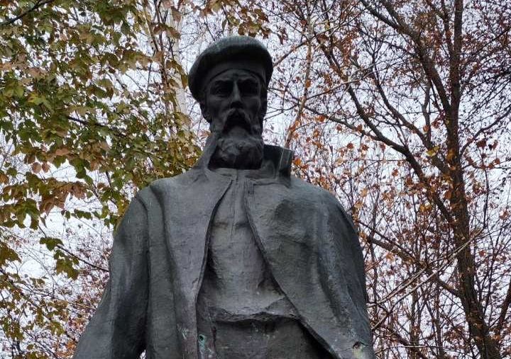 Под Харьковом вандалы испортили памятник украинскому поэту