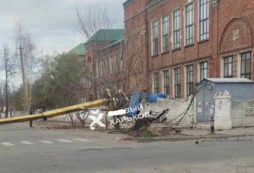 Под Харьковом у школы рухнул кран