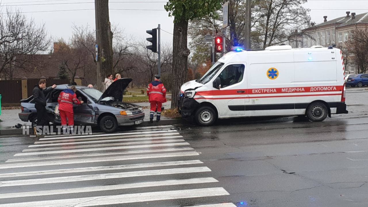 На Салтовке - авария со скорой (фото, видео)