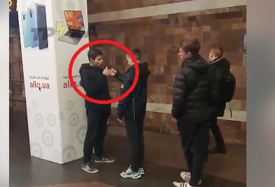 В харьковском метро закурили подростки (видео)