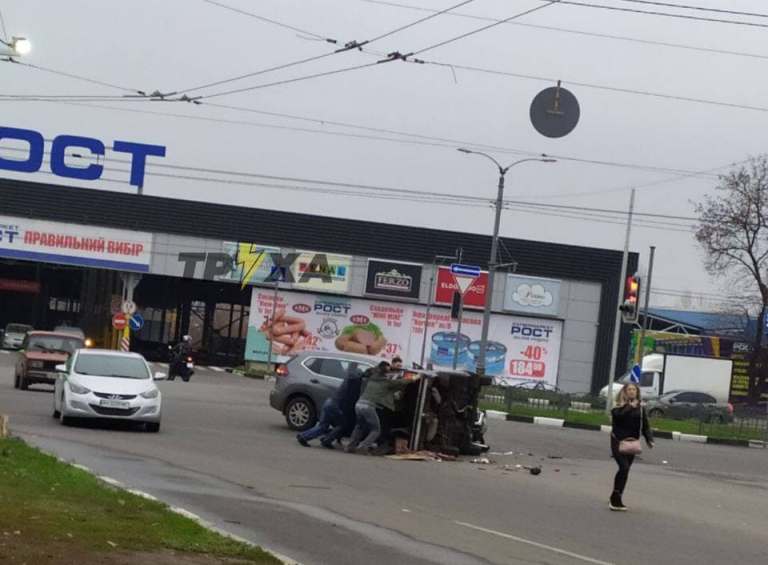 На Московском – ДТП, машина перевернулась посреди дороги