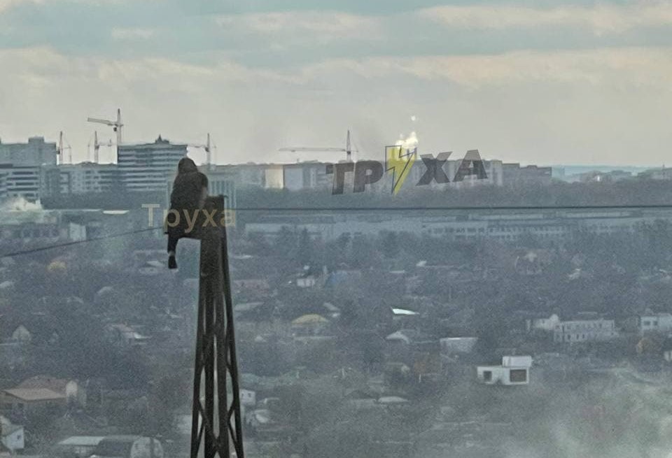 Хотела умереть: в Харькове девушка залезла на электроопору (фото, видео)