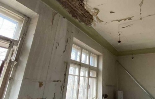 Дыры в потолке и облезлые стены. Как выглядит диспансер для спортсменов в Харькове