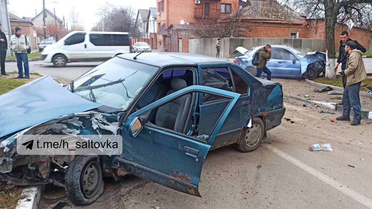 В Харькове - ДТП на "слепом" перекрестке: машина от удара влетела в дерево (видео)