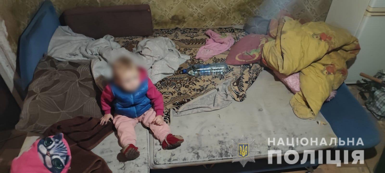 В Харькове пьяная мать, перебегая дорогу, уронила годовалого ребенка. Девочку забрали (фото, видео)