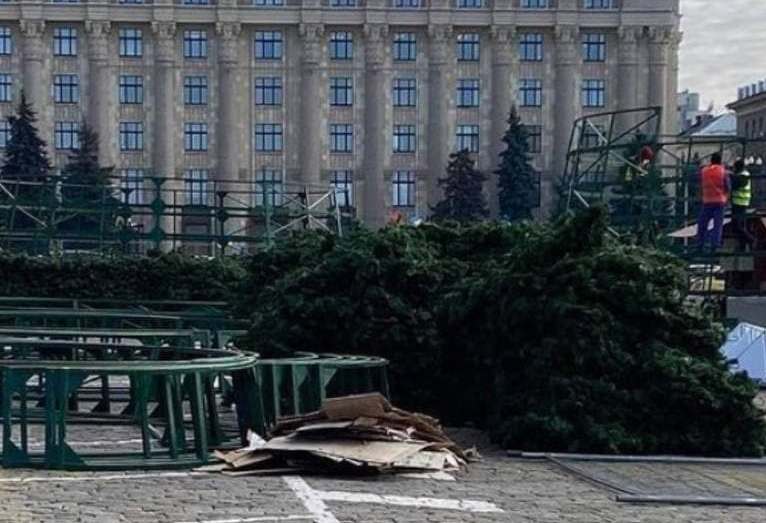 Монтаж елки, иллюминации и строительство катка: что сейчас происходит на площади Свободы (фото)