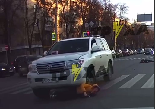 В Сети появилось видео момента ДТП, где джип сбивает двоих людей на пешеходном переходе в Харькове