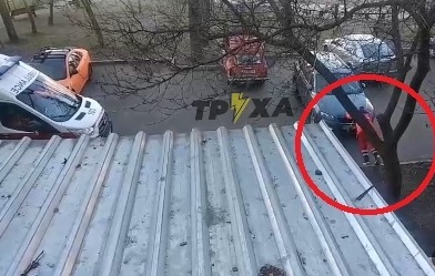 В Харькове работник "скорой" оттолкал машину, которая мешала проехать на вызов (видео)