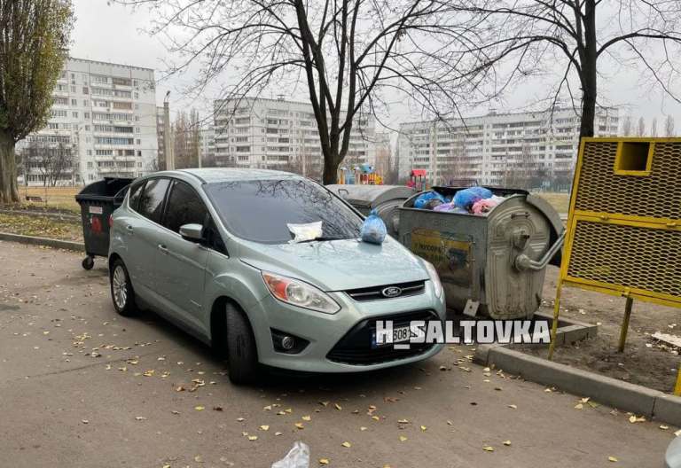 На Салтовке "героя парковки" забросали мусором