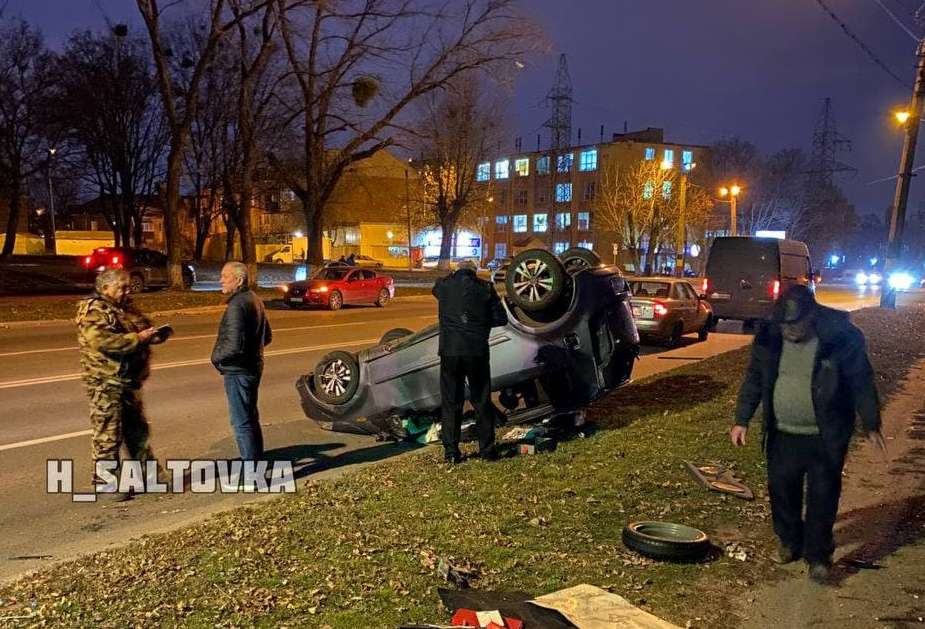Авария на Салтовке: машина перевернулась (видео)