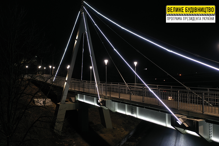 В Чугуеве сделали подсветку на подвесном мосту