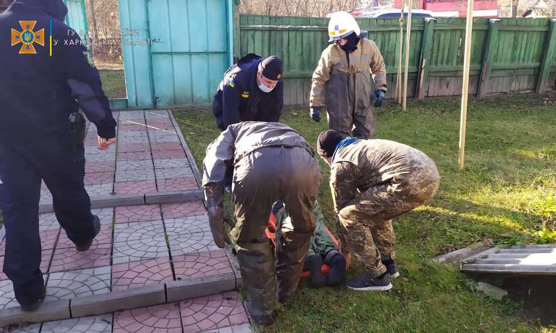В Харьковском районе спасатели достали из воды тело женщины