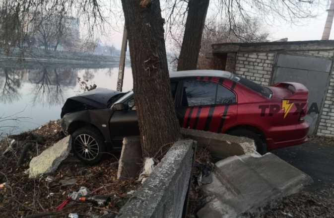 На Ярославской автомобиль сбил ограждение и чуть не оказался в реке