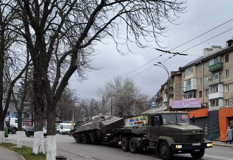 В Харькове на дорогу уронили БТР (фото, видео)