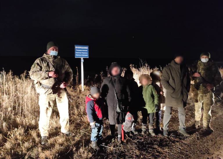 Четверо маленьких детей: в Харьковской области семья пыталась полями пробраться в Россию