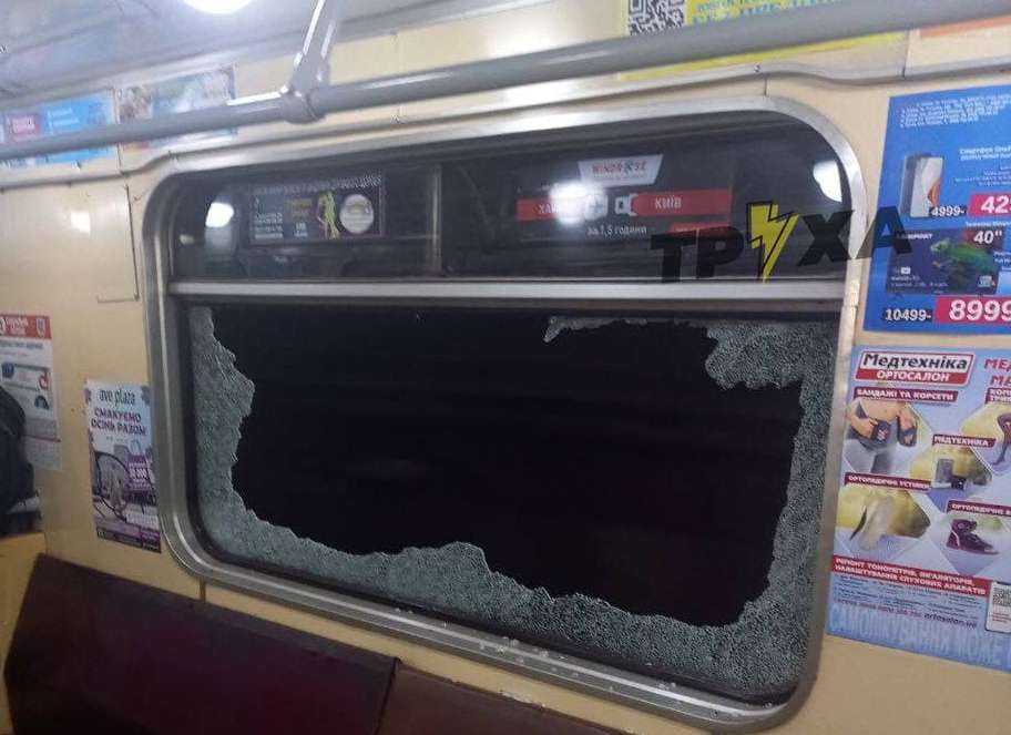 В Харькове в вагоне метро разбили стекло