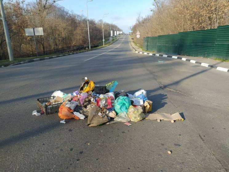 В Харькове посреди оживленной магистрали появилась куча мусора