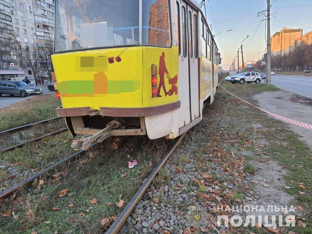 Девушка, которую на Салтовке сбил трамвай, умерла. Она перебегала рельсы в наушниках
