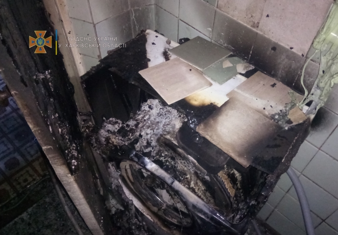 Под Харьковом из-за замыкания вспыхнул пожар, женщину выносили из дома на руках