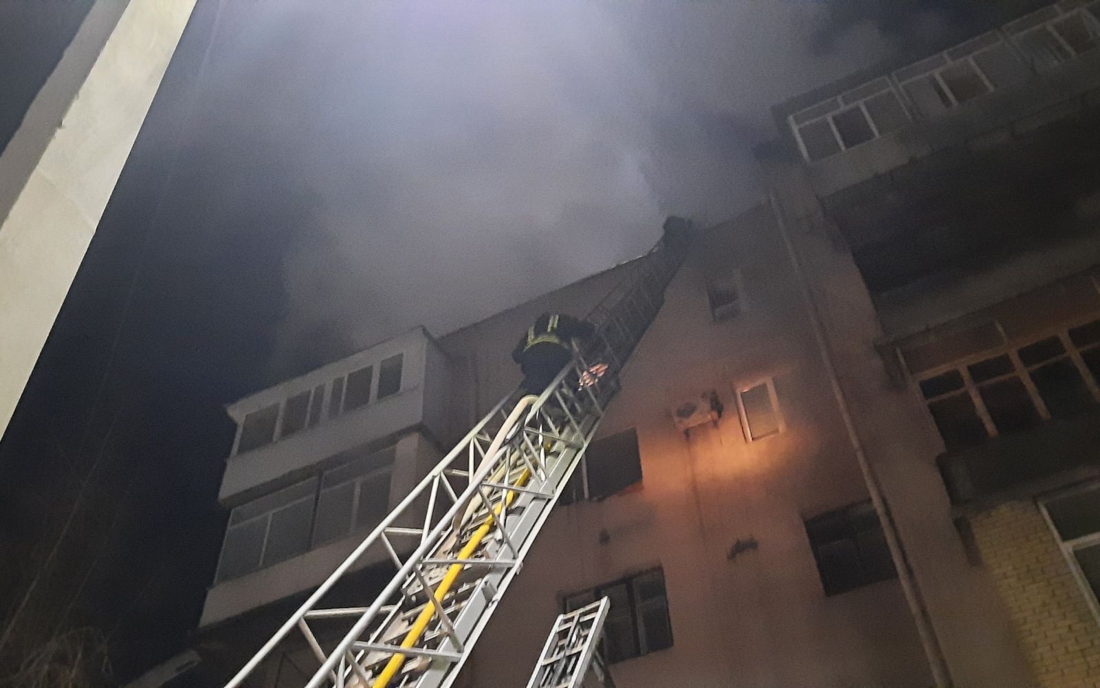 В центре Харькова - крупный пожар в жилом доме (фото, видео)