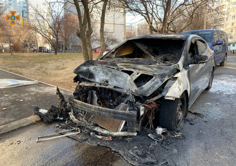 Во дворе на Салтовке сгорел Hyundai