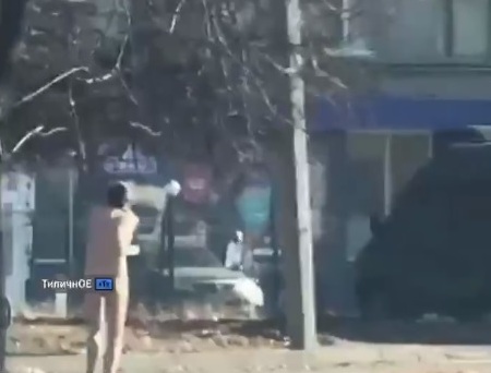 В Харькове по улице бегал голый мужчина (видео 18+)