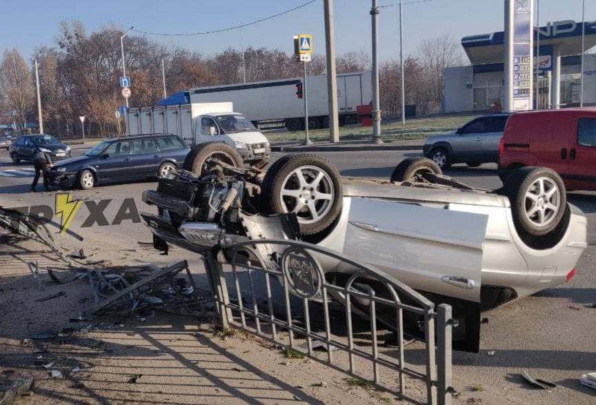 На Северной Салтовке – авария, машина перевернулась на крышу