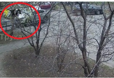 "Охота на пешеходов". Харьковчанка выехала на тротуар, сбила женщину и врезалась в лавочку (видео)