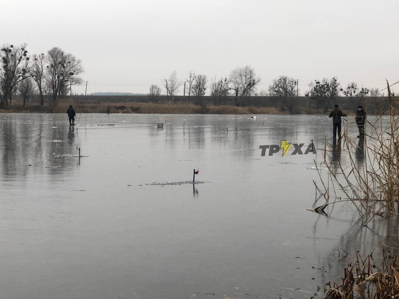 Несмотря на потепление: под Харьковом рыбаки вышли на лед