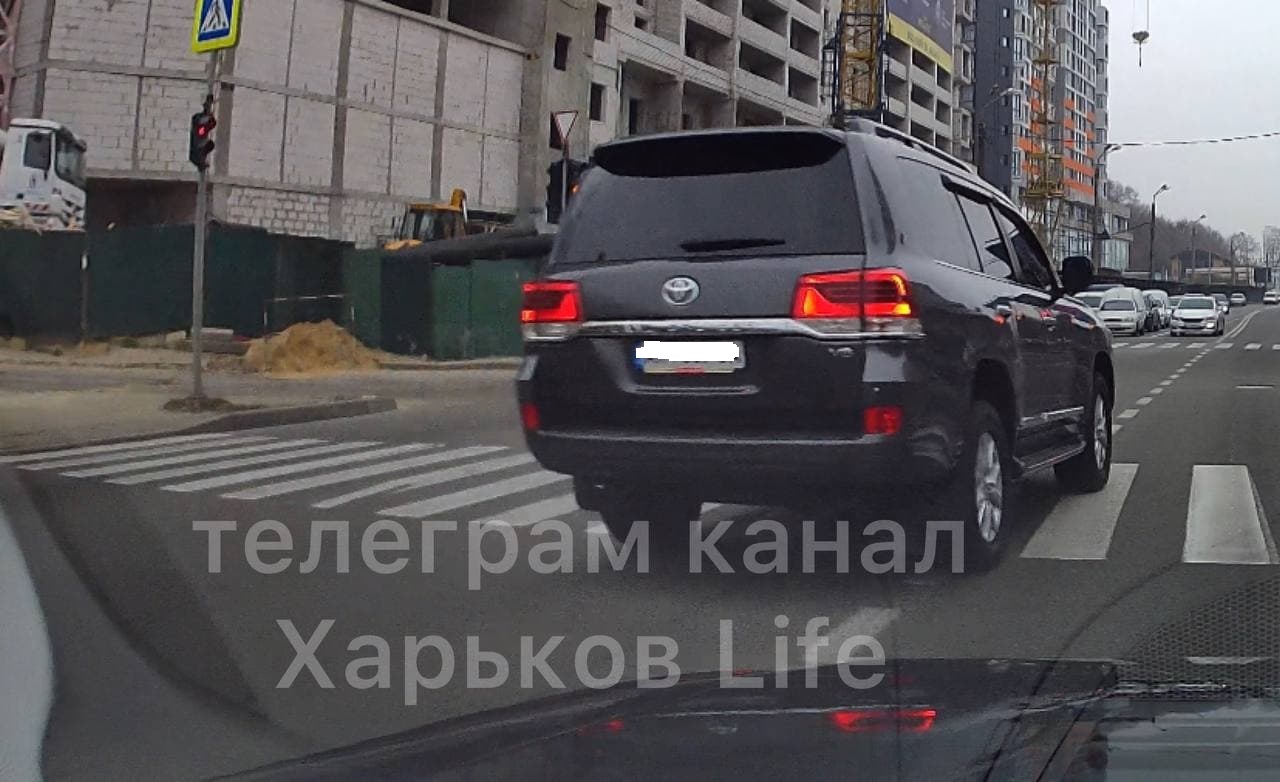 В Харькове очередной джип пролетел пешеходный переход на красный (видео)