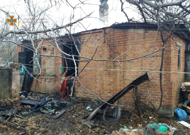 Под Харьковом вспыхнул частный дом, внутри нашли два трупа