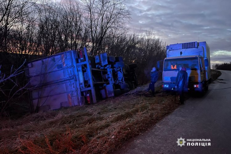 На трассе под Харьковом перевернулся грузовик (фото)