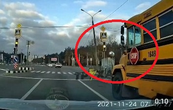 В Харькове автобус известной частной школы нарушил ПДД и пролетел перекресток на желтый (видео)