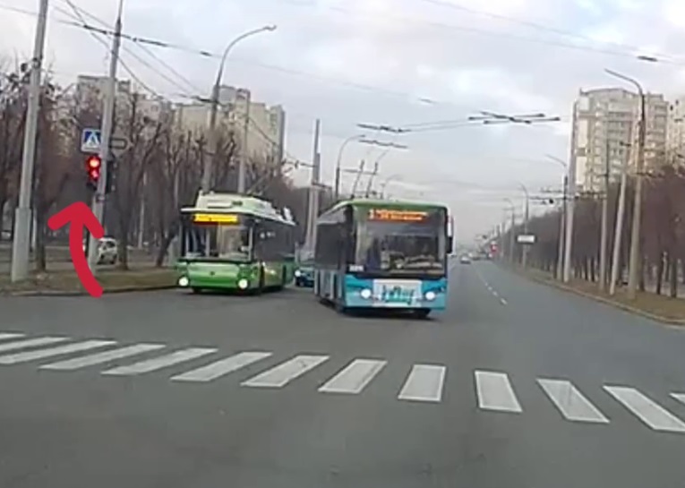 Вез полный салон пассажиров: в Харькове троллейбус проехал на красный (видео)