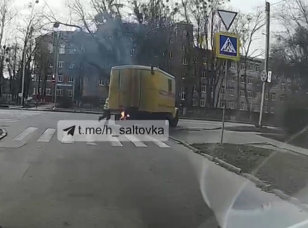 В Харькове загорелась машина коммунальщиков, люди выпрыгивали на ходу (видео)