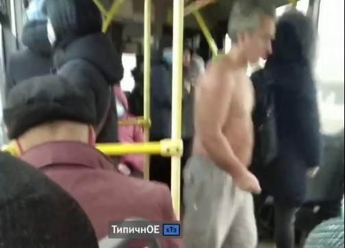 В харьковском троллейбусе заметили полуголого пассажира (видео)
