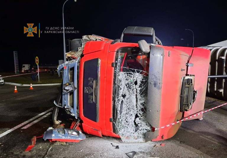 Не понимает, как произошло ДТП и почему проигнорировал светофор: что сказал на допросе водитель фуры, которая раздавила такси