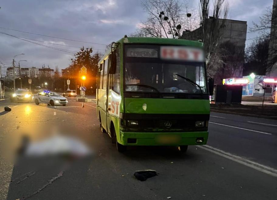 В Харькове под колесами маршрутки погибла женщина