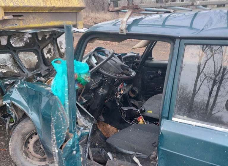 На трассе под Харьковом – авария, легковушка влетела в грузовик (фото)