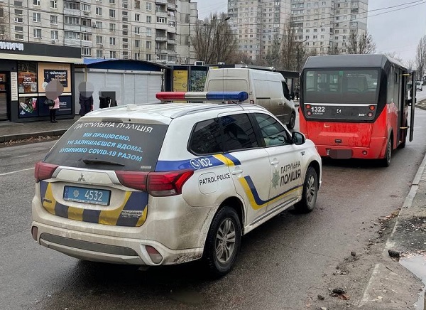 Через двойную сплошную: в Харькове еще один водитель автобуса стал героем Сети (видео)