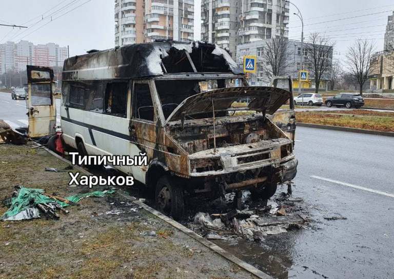 На Алексеевке посреди дороги вспыхнул микроавтобус (фото, видео)