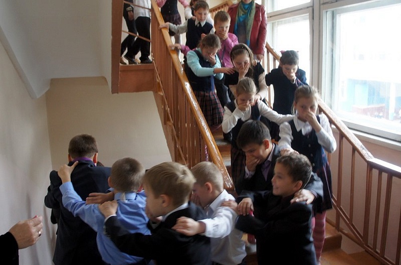 В Харькове эвакуировали школу, сотни детей стоят на улице (видео)