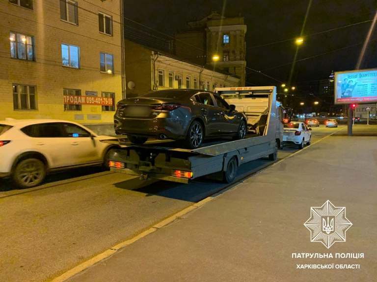 В Харькове посреди улицы у водителя забрали машину за неуплату штрафов