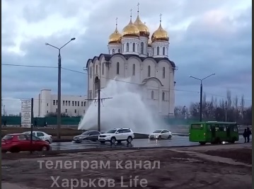 Фонтан из-под земли высотой в несколько метров: из-за аварии на водопроводе в Харькове остановились трамваи, залиты улицы (фото, видео)