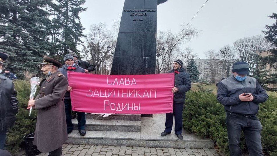 В Харькове поклонники и противники Жукова померялись пикетами