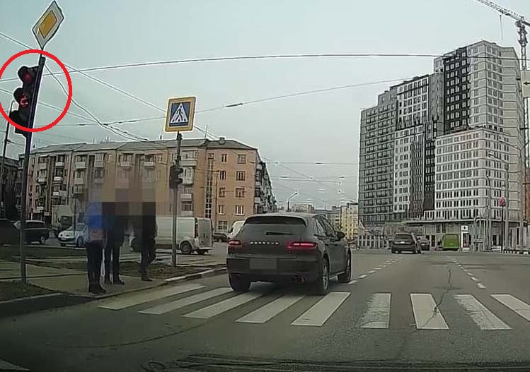 В Харькове водитель элитного авто проехал на красный и чуть не снес пешеходов на переходе (видео)